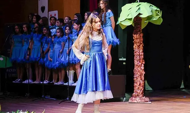 Manavgat'ta "Alis Harikalar Diyarında" müzikali sahnelendi