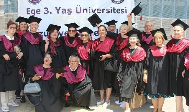 Ege Üniversitesinde 3. Yaş Üniversitesinin 140 çınarı diplomalarını aldı