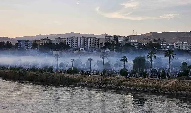 Cizre'de mangal dumanı nehir üzerinde sis görünümü oluşturdu
