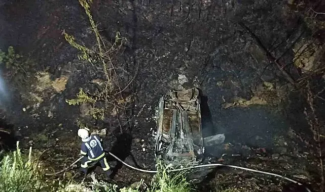 Şarampole yuvarlanan otomobil orman yangınına neden oldu