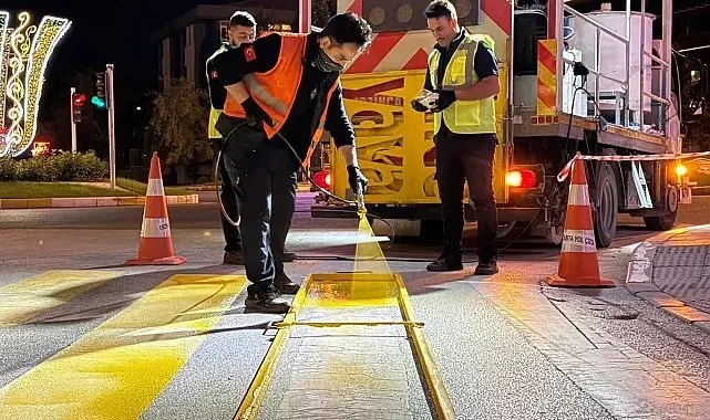 Erzincan'da yol çizgileri yenileniyor