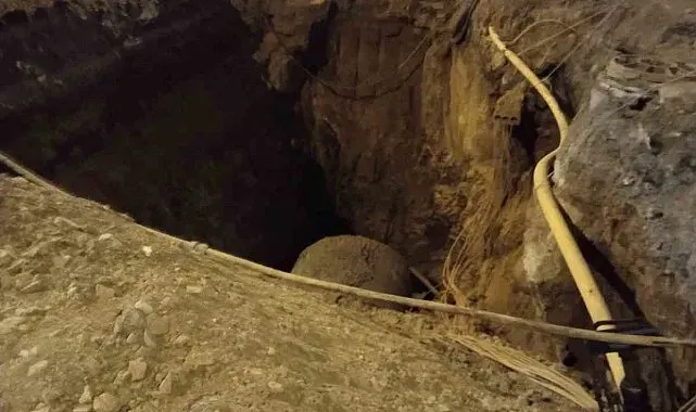 Ataşehir'de kontrolden çıkan taksi çukura girdi