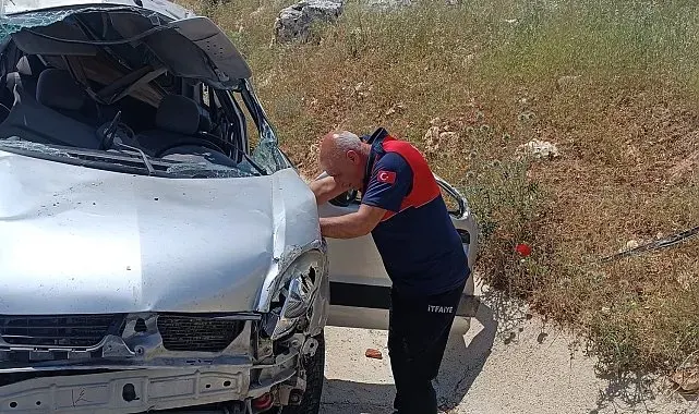Hafif ticari araç takla attı: 1 ölü, 1 yaralı