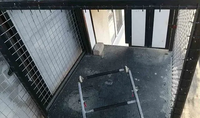 Asansörde mahsur kalan yaşlı kadın kendini kurtaranlara ve devlete bol bol dua etti