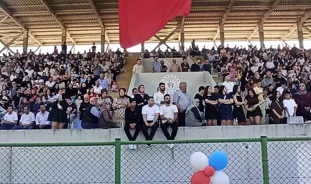 Devrek'te Üniversite öğrencileri mezuniyetlerini kep atarak kutladılar