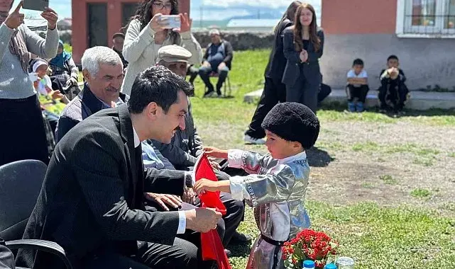 Kars'ta köy ilkokulunda yıl sonu coşkusu