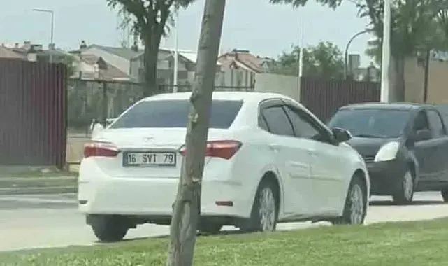 Ters şeritten giden otomobil, trafiği böyle kilitledi