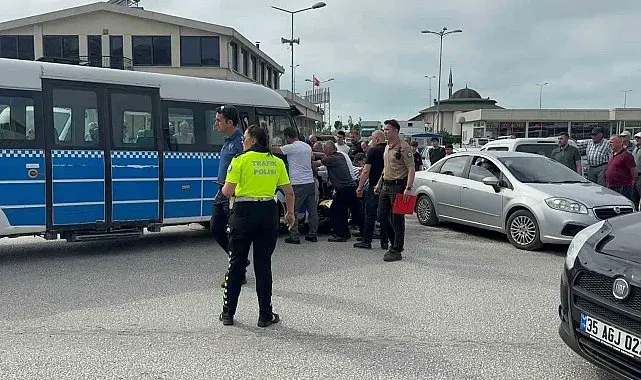 Alaplı'da minibüs, motosiklete çarptı 1 yaralı