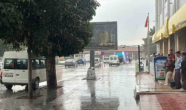 Çorum'da aniden bastıran sağanak vatandaşlara zor anlar yaşattı
