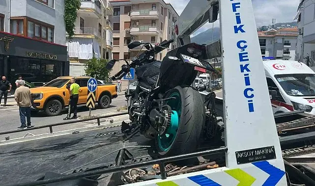Alanya'da motosiklet ile otomobil çarpıştı: 1 yaralı