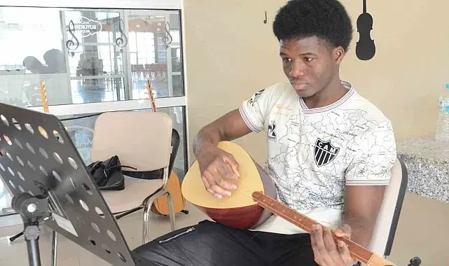 Büyükşehir'in bağlama kursu Afrika'dan gelen öğrenciye ilham oldu