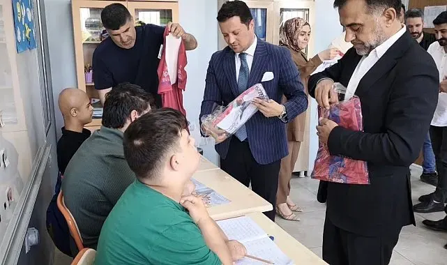Mardin TSO Başkan adayı Duyan'dan özel eğitim öğrencilerine forma hediyesi