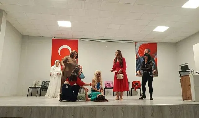 Kepsutlu kadınların oynadığı tiyatro oyunu ilgi gördü