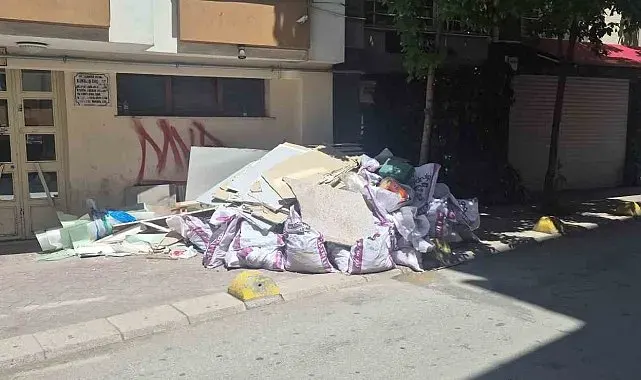 Kaldırıma sorumsuzca bırakılan inşaat artıkları