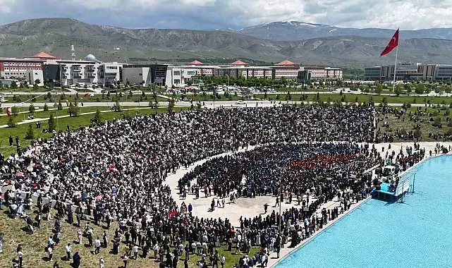 EBYÜ'de 3 bin 150 öğrenci mezuniyet sevinci yaşadı