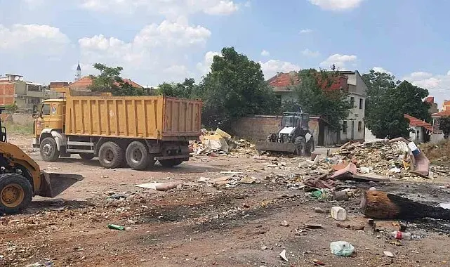 Yunusemre'de boş arazilere usulsüz dökülen 8 kamyon atık toplandı