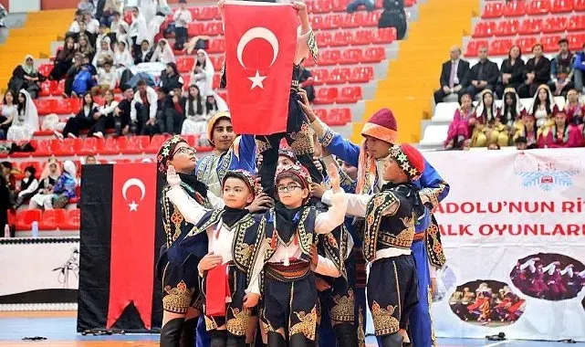 923 öğrenci, 67 ekip, 50 okul: Kars'ta Halk Oyunları Şenliği'nde ter döktü