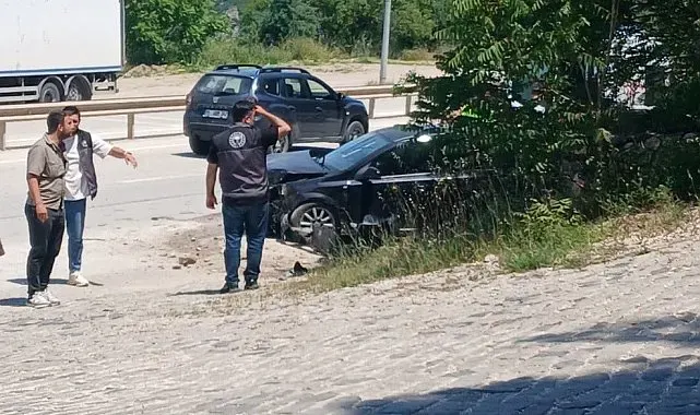 Kontrolden çıkan otomobil kaza yaptı, 2 kişi yaralandı
