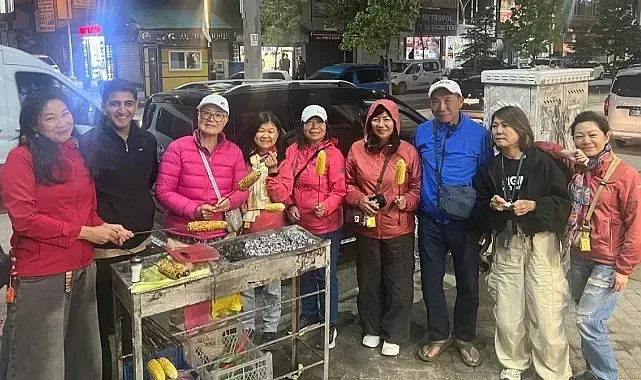 Yüksekova'da Taylandlı turistlere közde mısır ikramı yapıldı