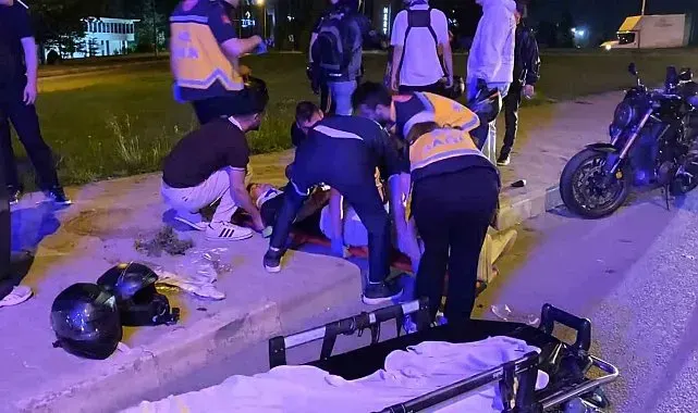 Motosiklet sürücüsü, emniyet şeridinde bekleyen motosikletlere çarptı: 3 yaralı