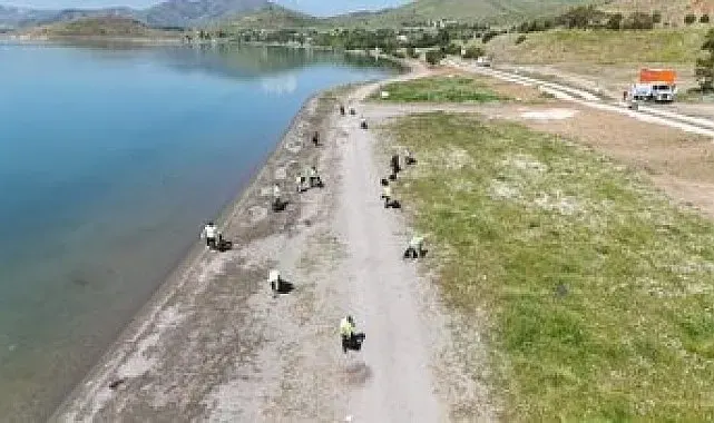 Hazar Gölü'nde dev temizlik 12 ton atık toplandı