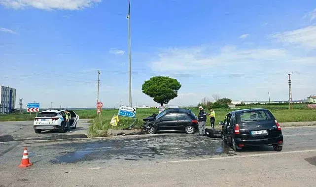 Kavşakta 2 otomobil çarpıştı, 7 kişi yaralandı