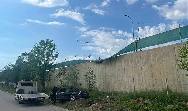 Alkollü sürücünün kullandığı araç askeri birliğin bahçesine uçtu