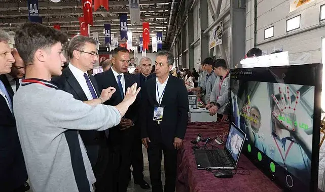 Erzurum'da "Maarifin kalbinde marifetli gençlik" mesleki ve teknik eğitim fuarı açıldı