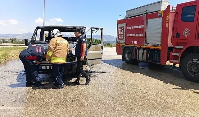 Hassa'da yanan minibüs kullanılmaz hale geldi