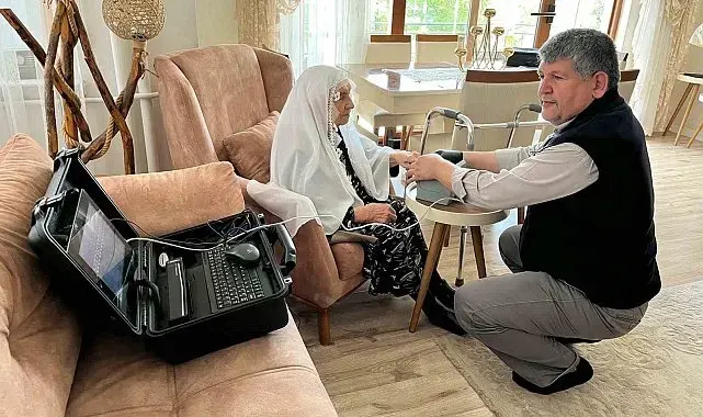 Yaşlı kadının kimliği evinde yenilendi