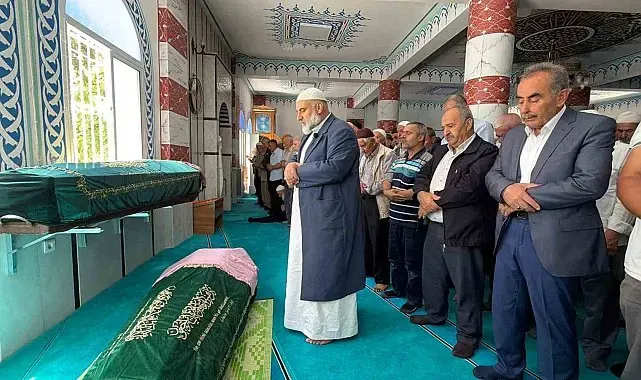 Denizli'deki otobüs faciasında hayatını kaybeden anne ve kızı İzmir'de toprağa verildi