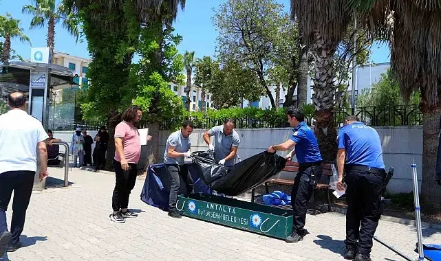 Otobüs durağındaki bankta ölü bulundu