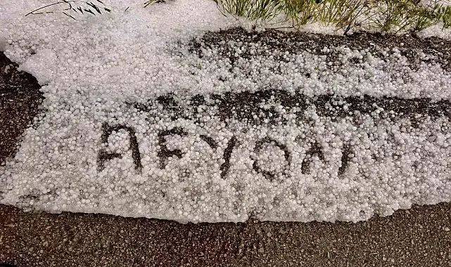 Ceviz büyüklüğünde yağan dolu kara yolunu beyaza bürüdü