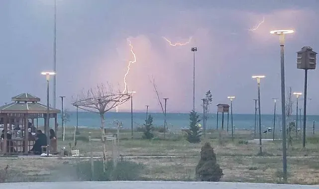 Van'da yağmur ve şimşekler geceyi aydınlattı