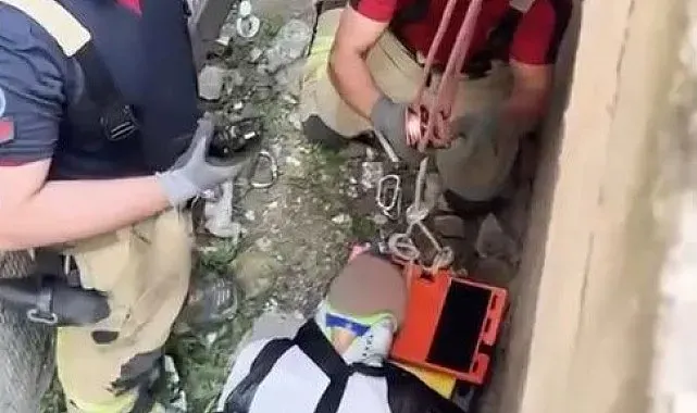 Zeytinburnu'nda 5 metre yükseklikten boşluğa düşen şahsın kurtarılma anı kameraya yansıdı