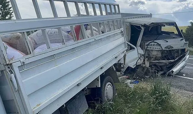 Elazığ'da kamyonetler çarpıştı: 2 yaralı