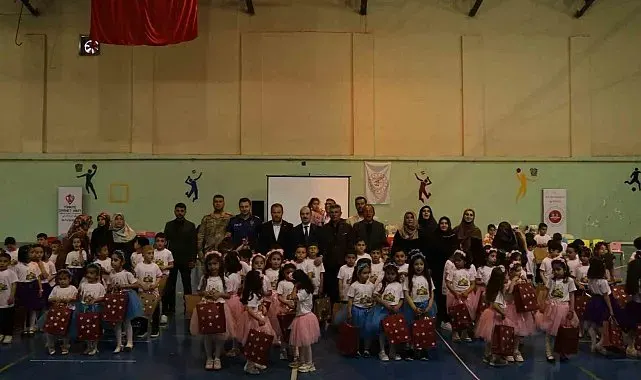 Oltu'da 4-6 yaş Kur'an kursu öğrencilerinden yılsonu programı coşkusu