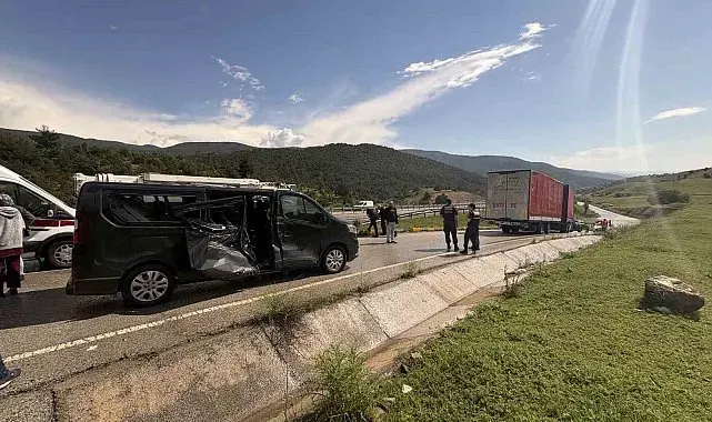 D100'de kayan kamyonun çarptığı minibüsteki 5 kişi yaralandı