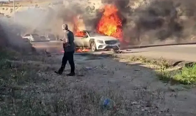 Gaziantep'te seyir halindeki lüks otomobil alev alev yandı