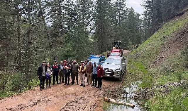 Orman yolunda çamura saplanan aracın yardımına ekipler yetişti
