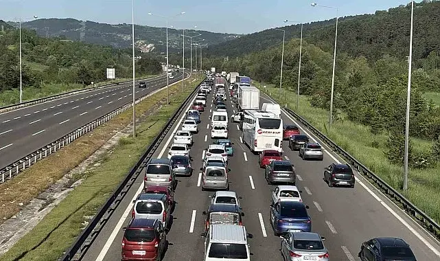 Tatilcilerin dönüşü sürüyor: Bolu geçişinde uzun araç kuyrukları