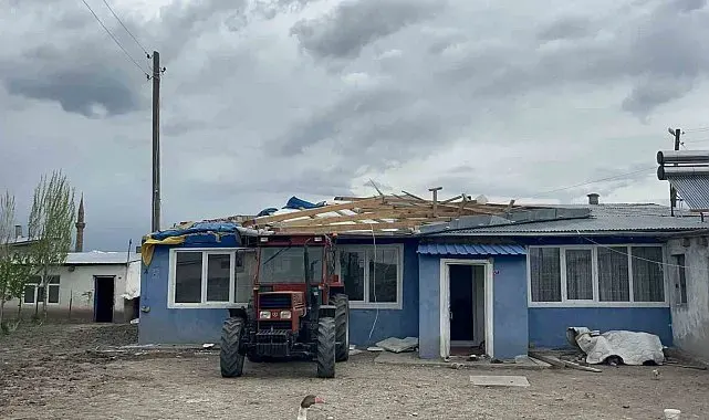 Kars'ta fırtına hayatı olumsuz etkiledi: Çatılar uçtu, güneş panelleri savruldu
