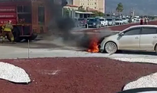Hatay'da seyir halinde olan otomobil alevlere teslim oldu