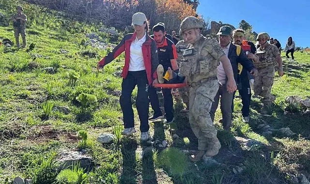 Dağlık alanda düşerek yaralan şahsı ekipler kurtardı