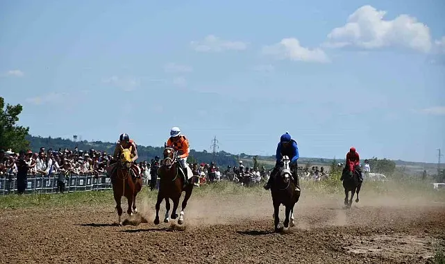 Büyükmandıra'da geleneksel at yarışları nefes kesti