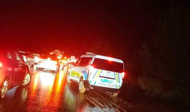 Dere taşması yolu tek şeride düşürdü