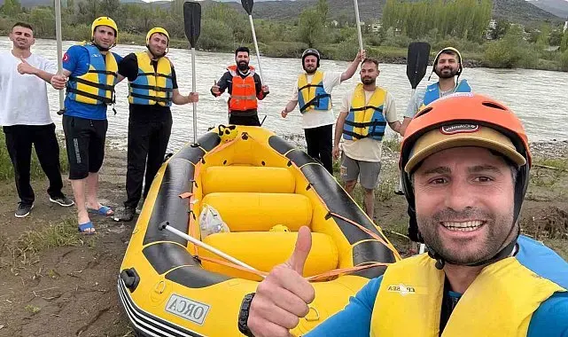 Bayburtlu gençler bayramın son gününde Çoruh'un hırçın sularında kürek çekti