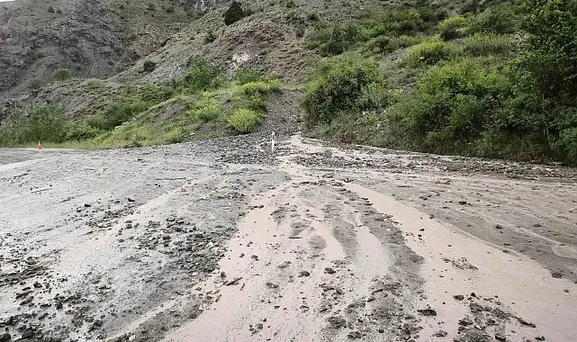 Erzincan-Kemah yolunda heyelan