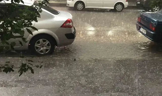 Erzincan'da dolu ve heyelan ulaşımı olumsuz etkiledi