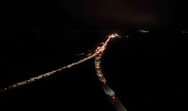 Kemikli rampalarında bayram dönüşü yoğunluğu gece de sürdü
